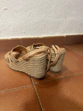 Sandalias cuña beige y doradas talla 36
