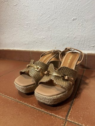 Sandalias cuña beige y doradas talla 36