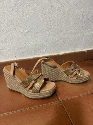 Sandalias cuña beige y doradas talla 36
