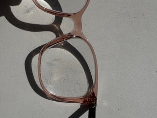 Montura de gafas Vogue rosa y burdeos.