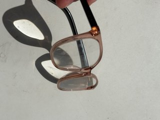 Montura de gafas Vogue rosa y burdeos.