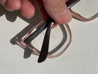 Montura de gafas Vogue rosa y burdeos.