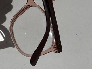 Montura de gafas Vogue rosa y burdeos.