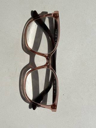Montura de gafas Vogue rosa y burdeos.