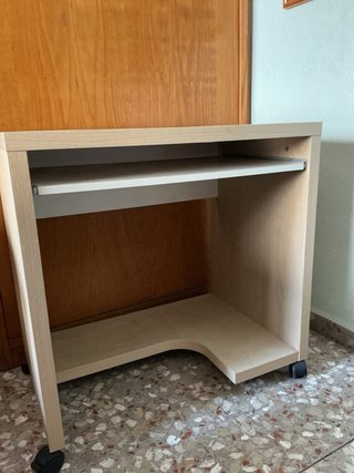 Scrivania in legno con ruote