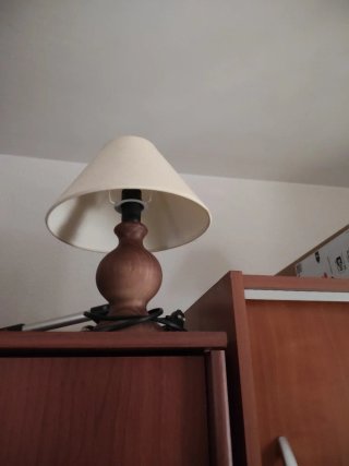 Lámpara de mesa madera y tela beige