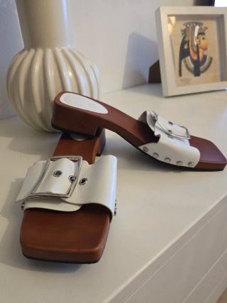 Sandalias Zara Marrón y Blanco Hebilla