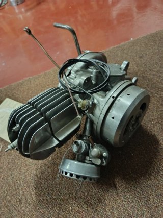 Moto Guzzi 65 Desmontada para Restaurar