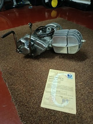Moto Guzzi 65 Desmontada para Restaurar