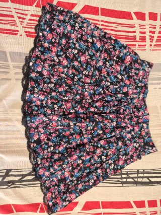 Falda floral con encaje negro