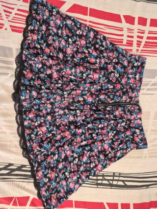 Falda floral con encaje negro