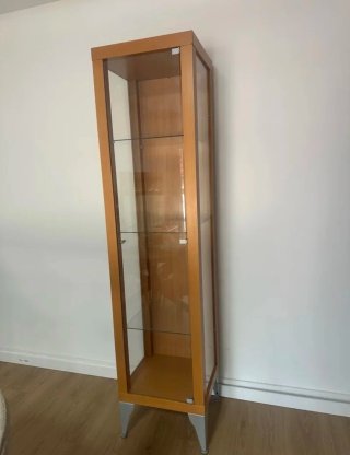 Vitrina de madera y cristal