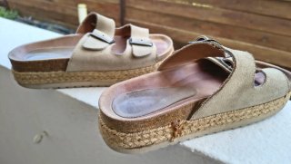 Sandalias planas beige doble hebilla