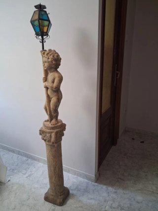 Figura de querubín con farol