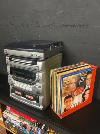 Set audio vintage Aiwa: giradischi, mini impianto e vinili