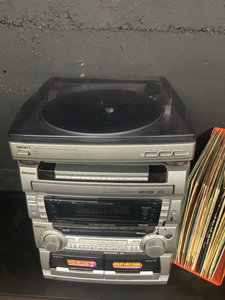Set audio vintage Aiwa: giradischi, mini impianto e vinili
