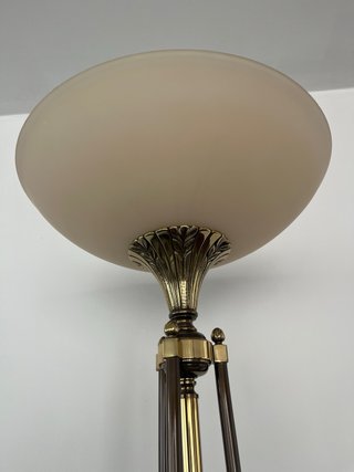 Lámpara de pie clásica dorada y beige