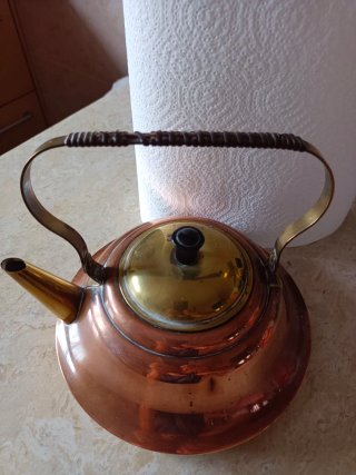 Tetera de cobre y latón