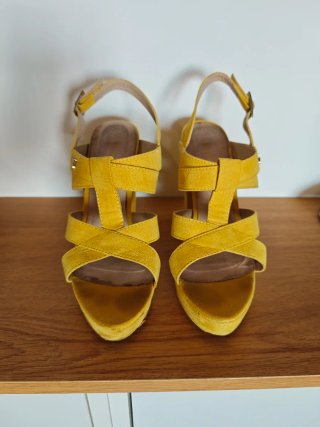 Sandalias tacón plataforma amarillas