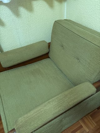 Sillón de madera y tela verde