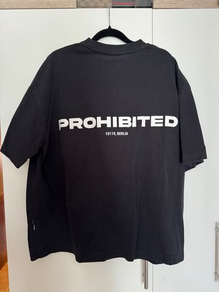 Camiseta Negra Prohibited