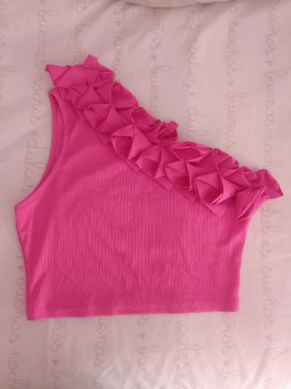 Top rosa asimétrico con volantes