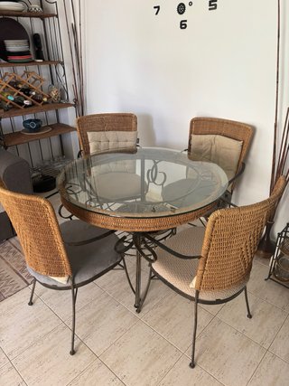 Estantería, mesa y 4 sillas comedor