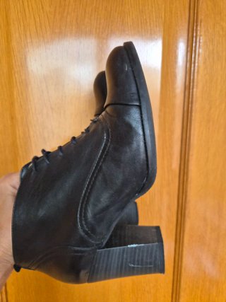 Botines negros con cordones
