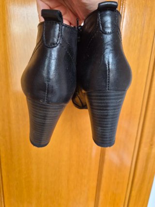 Botines negros con cordones