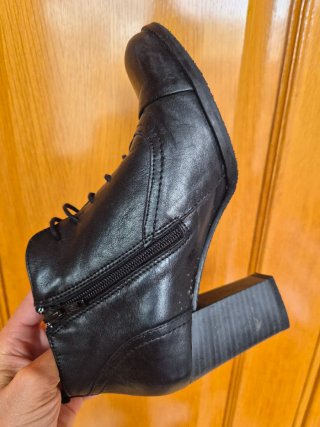 Botines negros con cordones