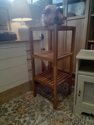Mueble de madera rústico con baldas