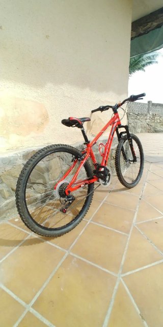 Bicicleta de montaña roja