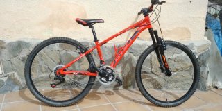 Bicicleta de montaña roja