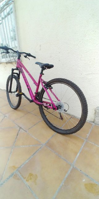 Bicicleta de montaña roja