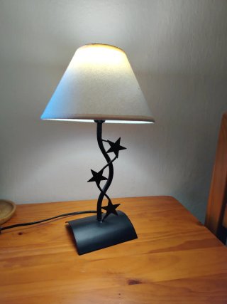 Lámpara de mesa con estrellas