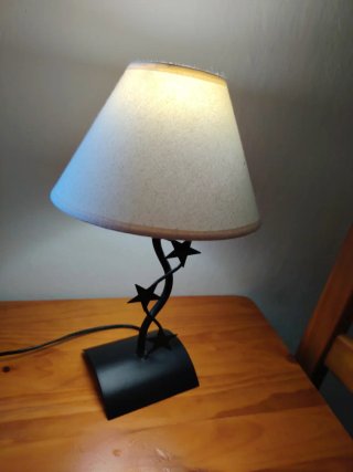 Lámpara de mesa con estrellas