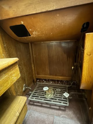 Mueble de coser antiguo de madera