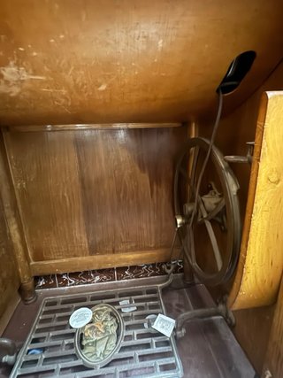 Mueble de coser antiguo de madera