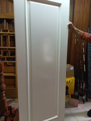 Puerta de madera maciza