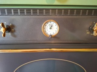 Horno SMEG con reloj y tirador dorado