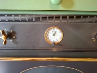 Horno SMEG con reloj y tirador dorado