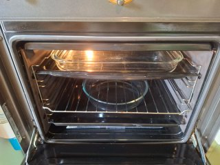 Horno SMEG con reloj y tirador dorado