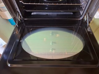 Horno SMEG con reloj y tirador dorado
