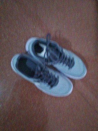 Zapatillas deportivas unisex grises y blancas