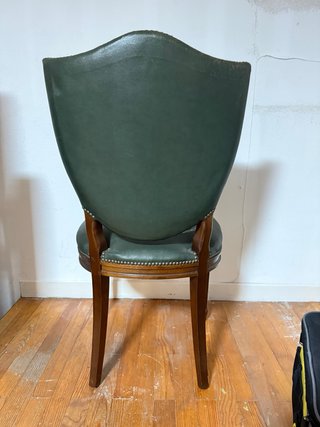Silla de madera y cuero verde