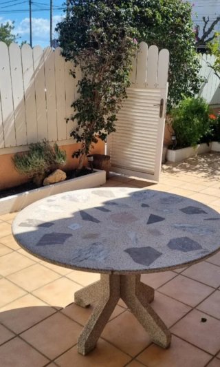 Mesa de jardín de piedra redonda