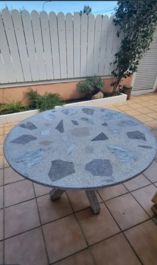 Mesa de jardín de piedra redonda