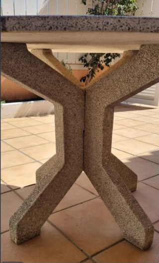 Mesa de jardín de piedra redonda