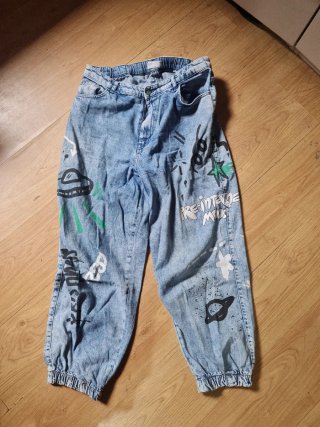 Pantalones vaqueros Bershka graffiti talla L