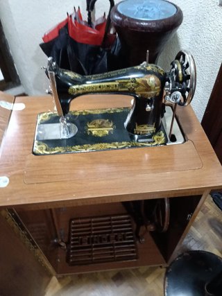 Máquina de coser SINGER antigua